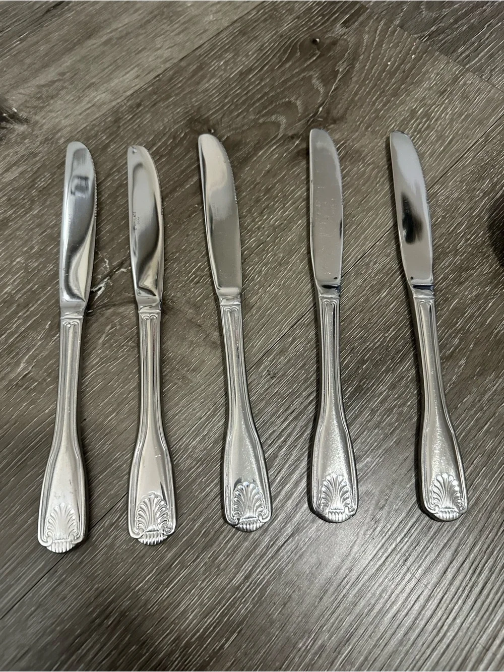 Classic Shell-Pattern Stainless Steel Flatware Set - Silver